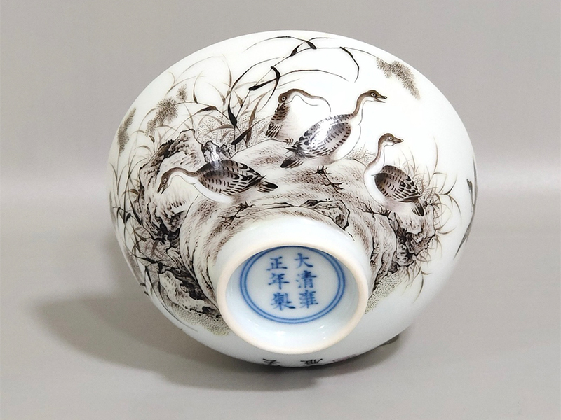 清代雍正墨彩芦雁图题诗杯