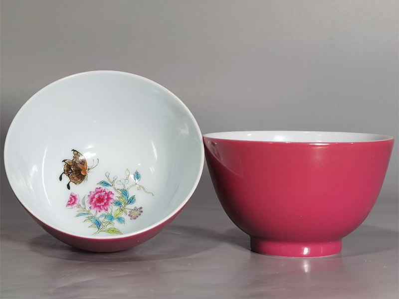 清雍正胭脂红釉粉彩蝶恋花茶杯