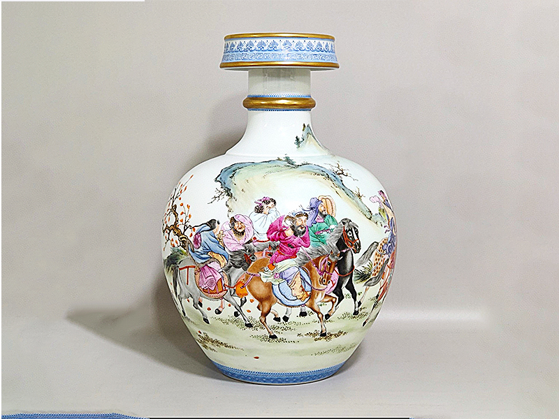 清代乾隆昭君出塞龙底盘口瓶