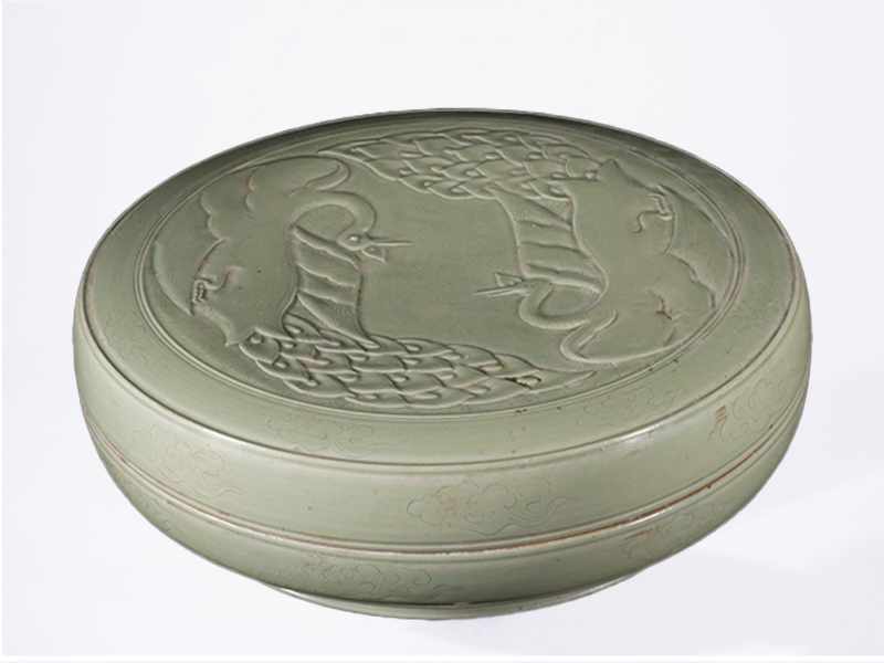 唐五代越窑秘色青瓷浮雕孔雀纹盖盒