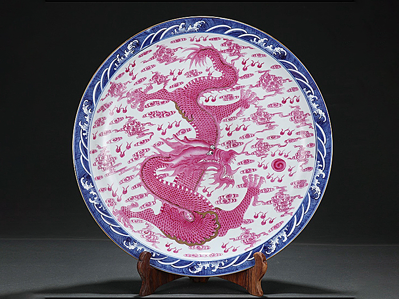 清乾隆年制青花海水胭脂红云龙纹描金盘