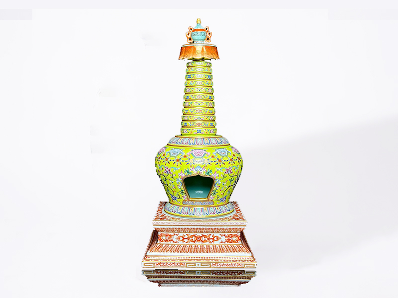 乾隆年制绿地缠枝莲兽首图案描金佛塔
