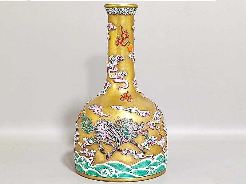 清代乾隆金地浮雕麒麟摇铃尊