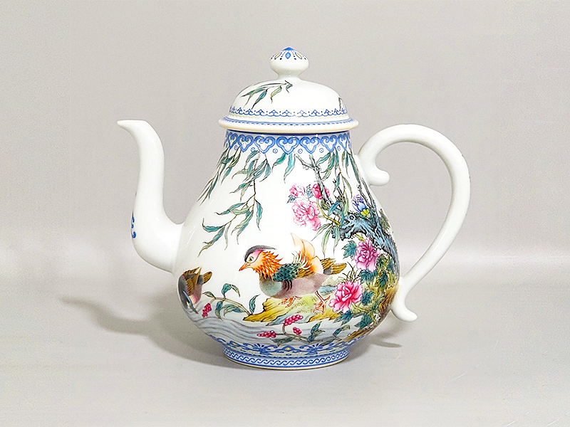 清代 雍正珐琅彩鸳鸯戏水茶壶