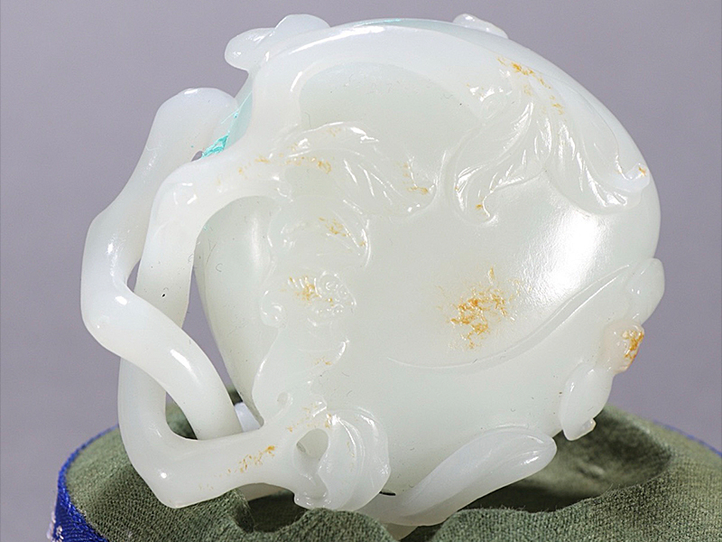 清 和田玉寿桃形盖盒