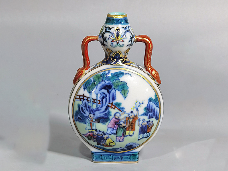 清乾隆 斗彩婴戏图小绶带葫芦瓶