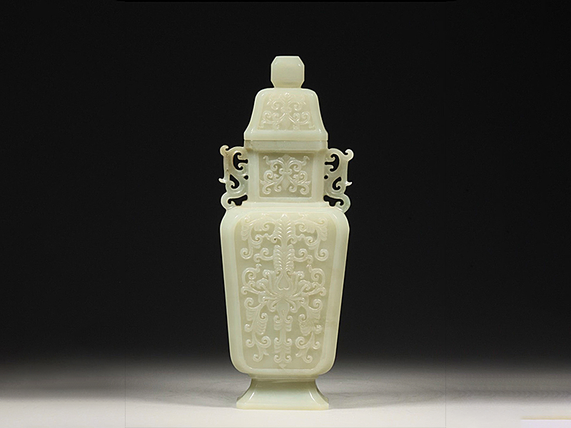 清 和田玉卷草纹双龙耳瓶