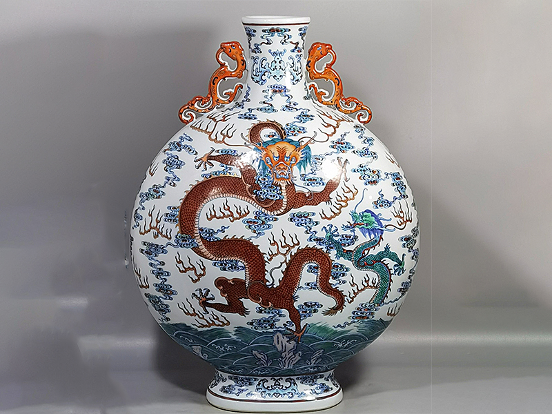 清 乾隆款 青花斗彩苍龙教子双耳抱月扁瓶