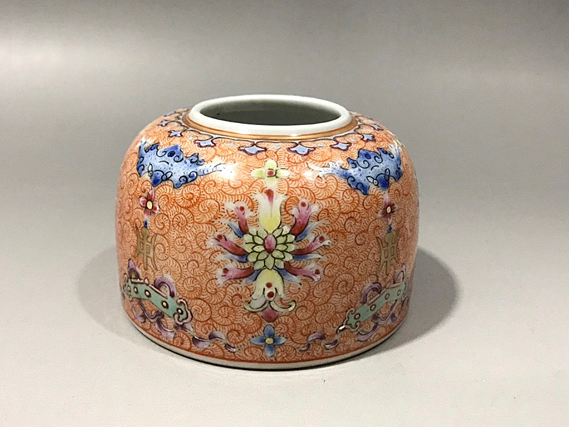 清 乾隆轧道粉彩缠枝莲水盂