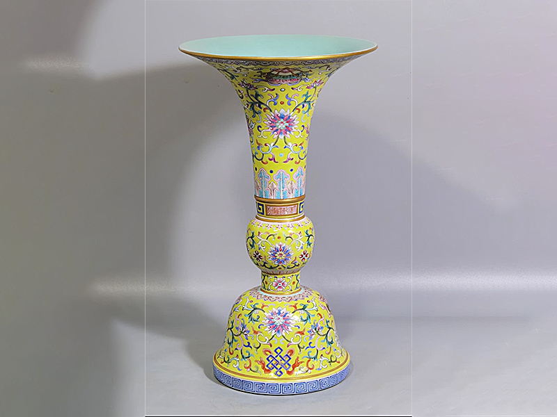 清 乾隆 黄地粉彩八宝缠枝莲纹花觚