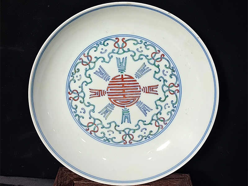 清 雍正年製斗彩盘子