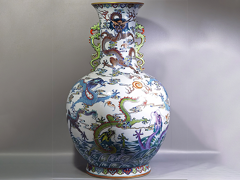 清 乾隆 斗彩海水云蝠九龙纹双耳瓶