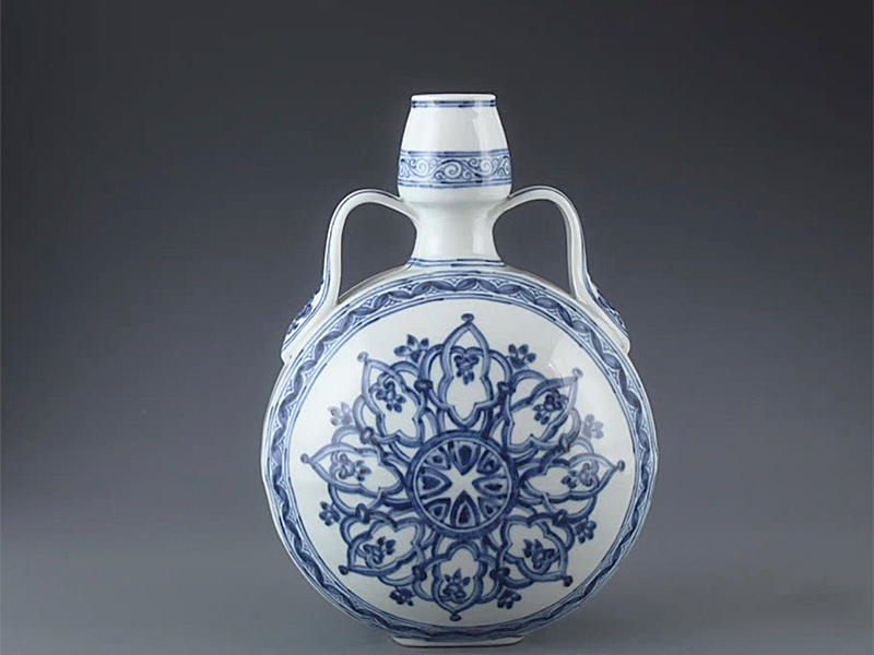 明 宣德青花八宝纹抱月瓶