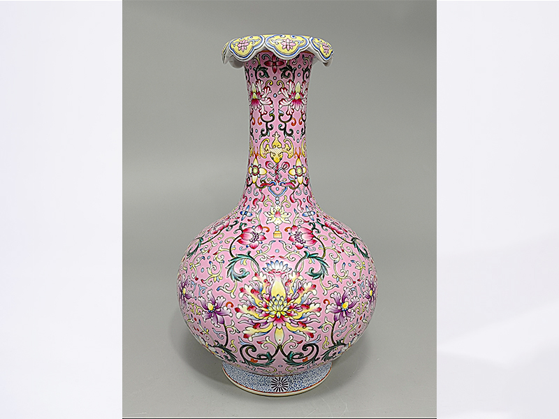 清 乾隆粉彩花口瓶