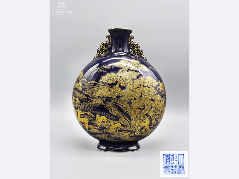 乾隆霁蓝釉百鹿描金双耳扁瓶