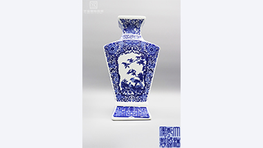 清乾隆青花缠枝花鸟方口扇肩赏瓶