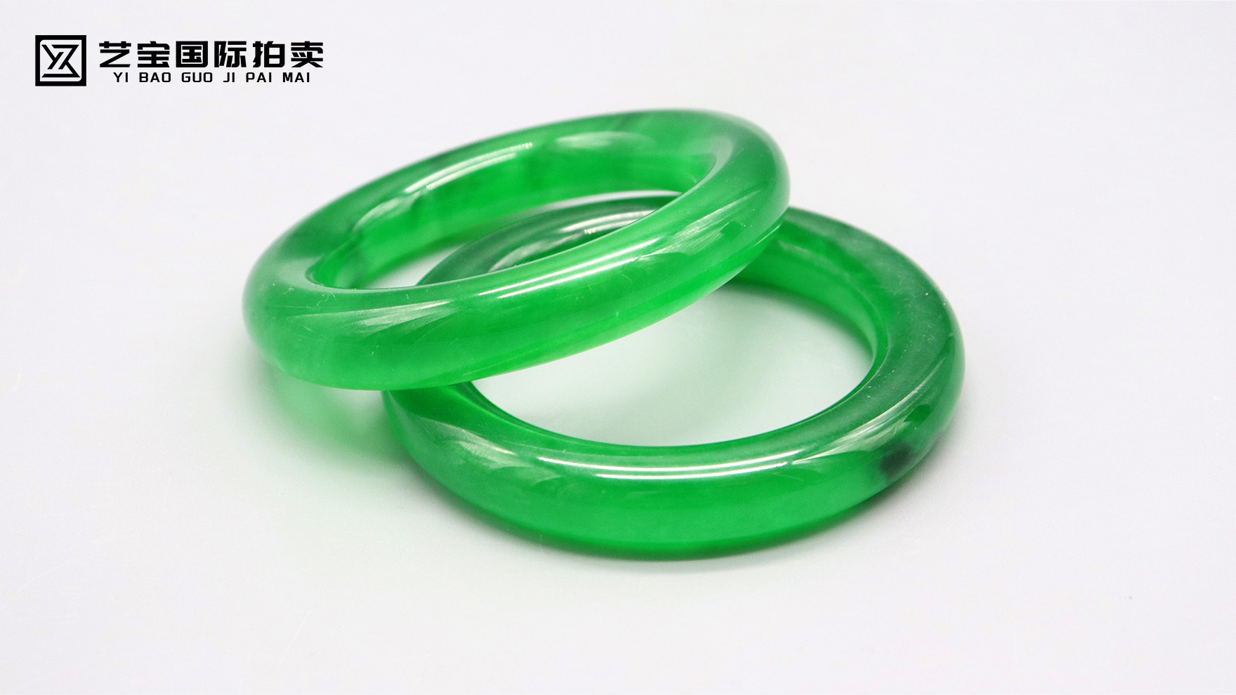 高冰种满绿翡翠玉镯：藏于腕间的帝王绿，拍卖场上的传世珍馐