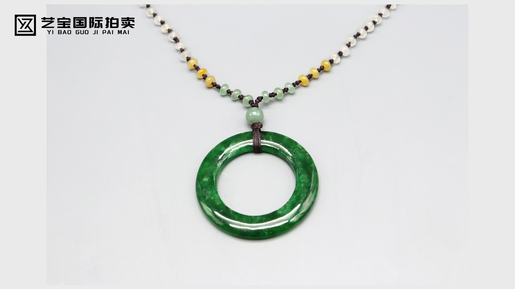颈间翠影，一条翡翠项链的东方诗意