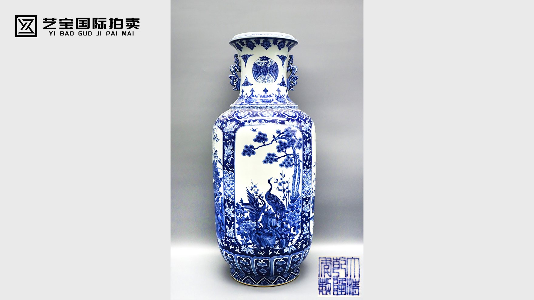 清乾隆青花开窗花鸟凤纹双耳棒槌瓶：青花绝唱里的盛世雅韵