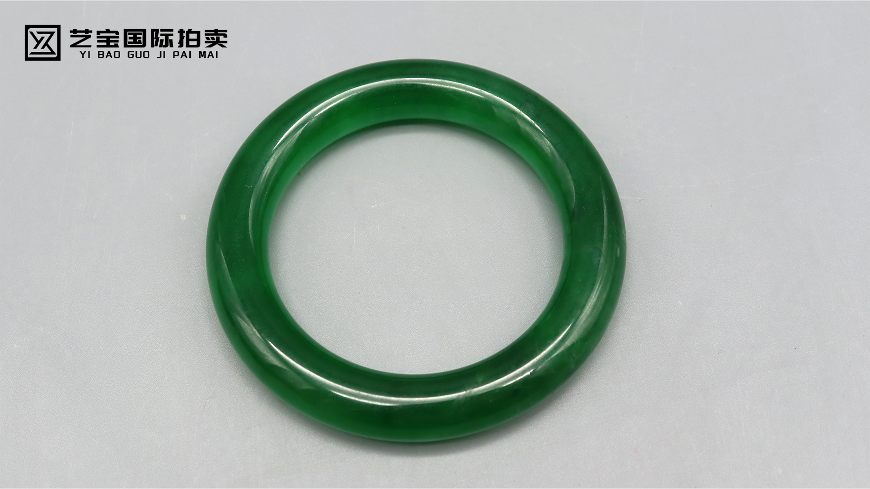 清代翡翠手镯：一抹帝王绿的时光凝萃，腕间流转的百年东方雅韵