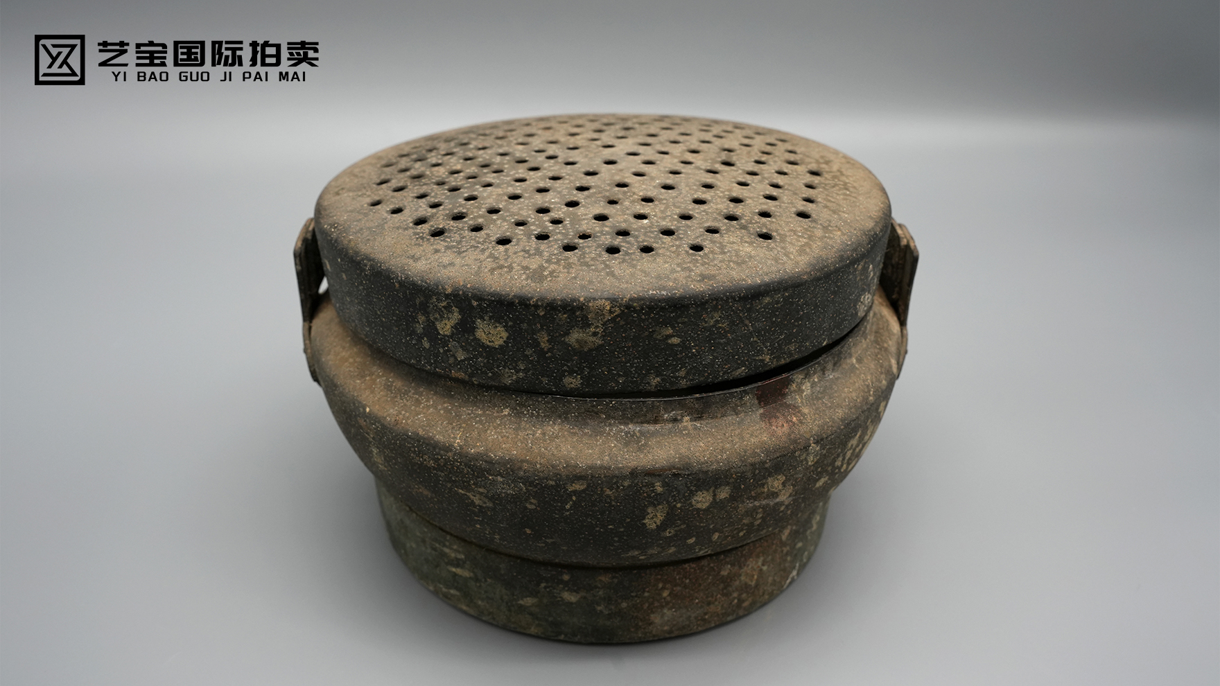 传世暖炉，一炉温故：清代铜制暖手炉的时光暖意