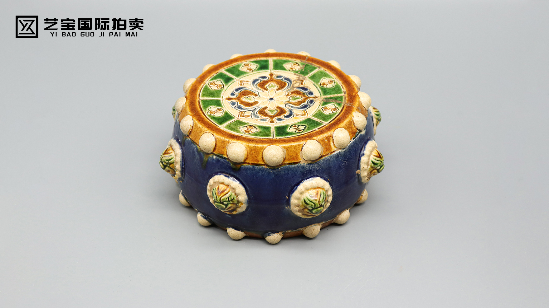 盛唐的基石：一尊三彩器座的文明独白