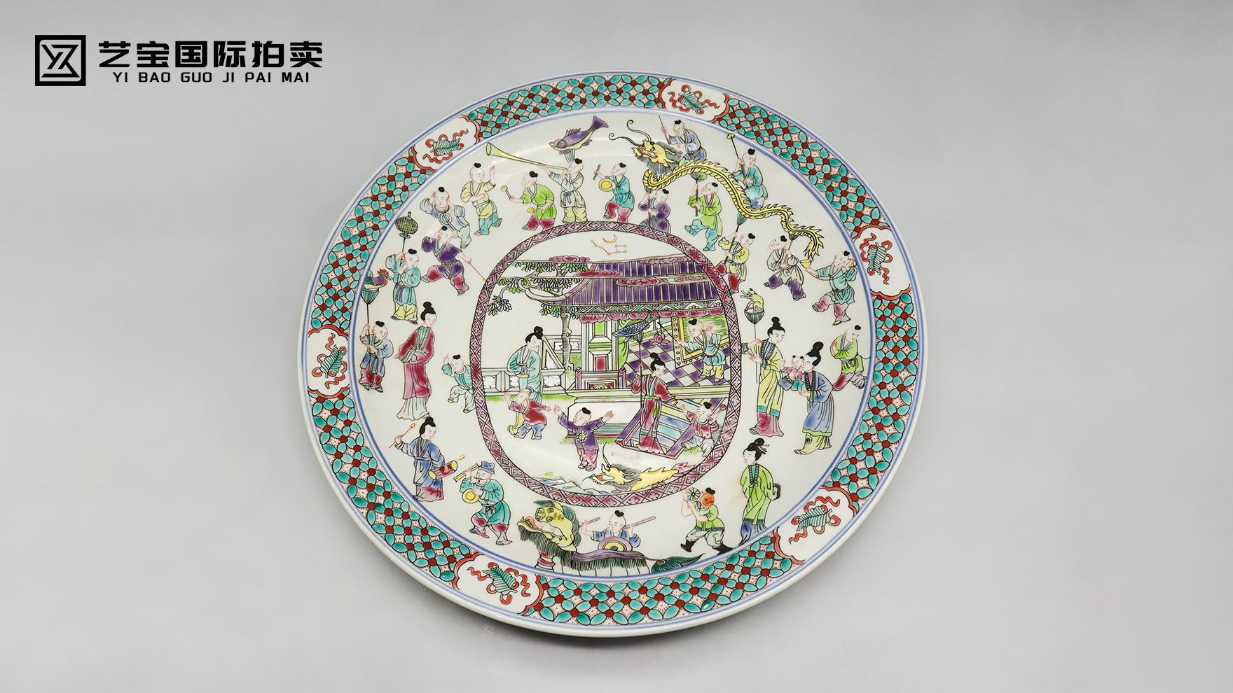 康熙五彩童子闹春盘：釉彩凝欢，传世藏春