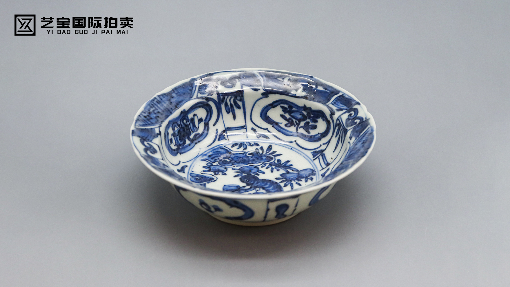 万历青花藏寿韵 瓷碗流光映古今——明代万历风格青花献寿图碗传世珍品鉴赏