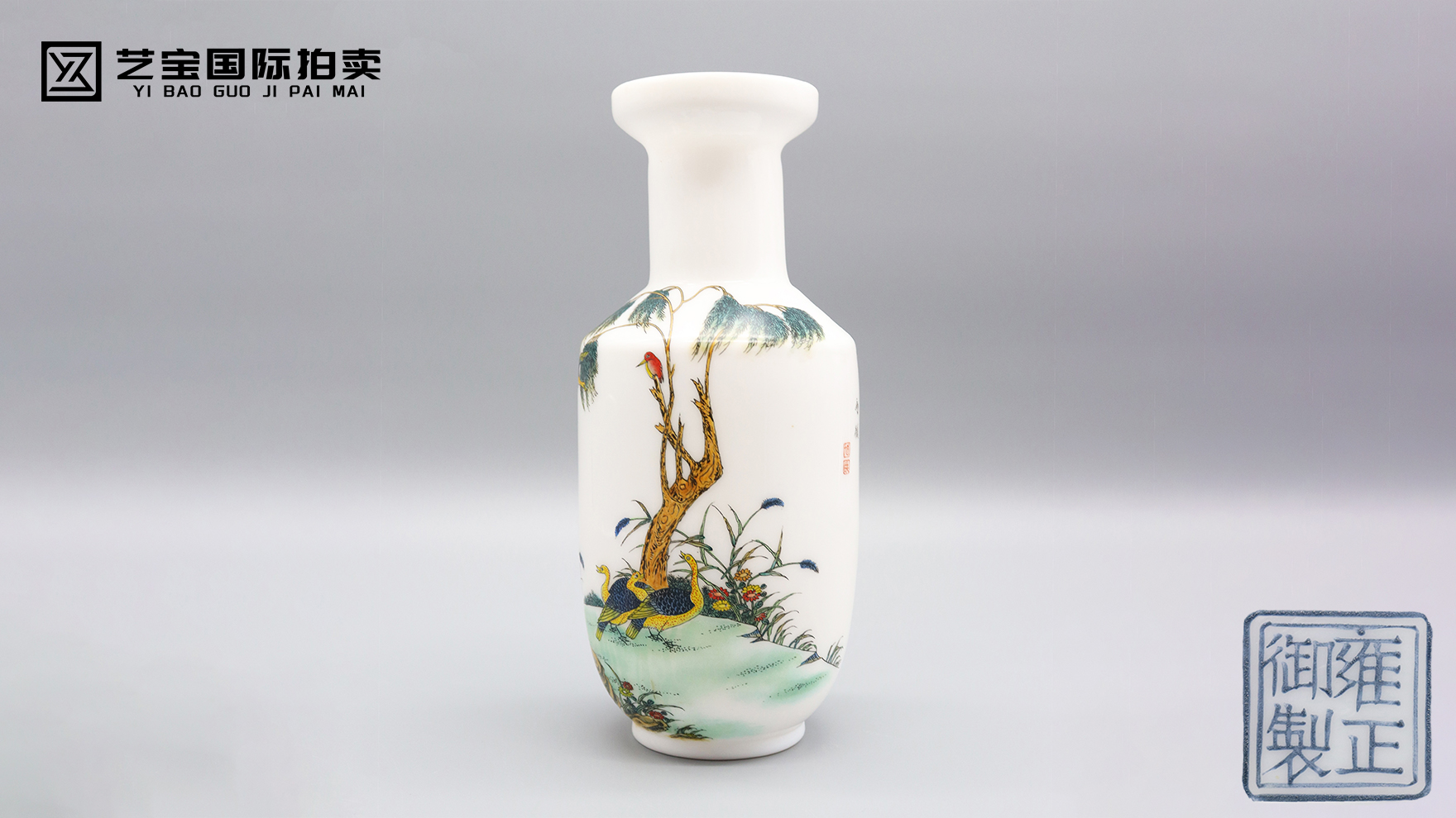 大清雍正粉彩花鸟纹棒槌瓶