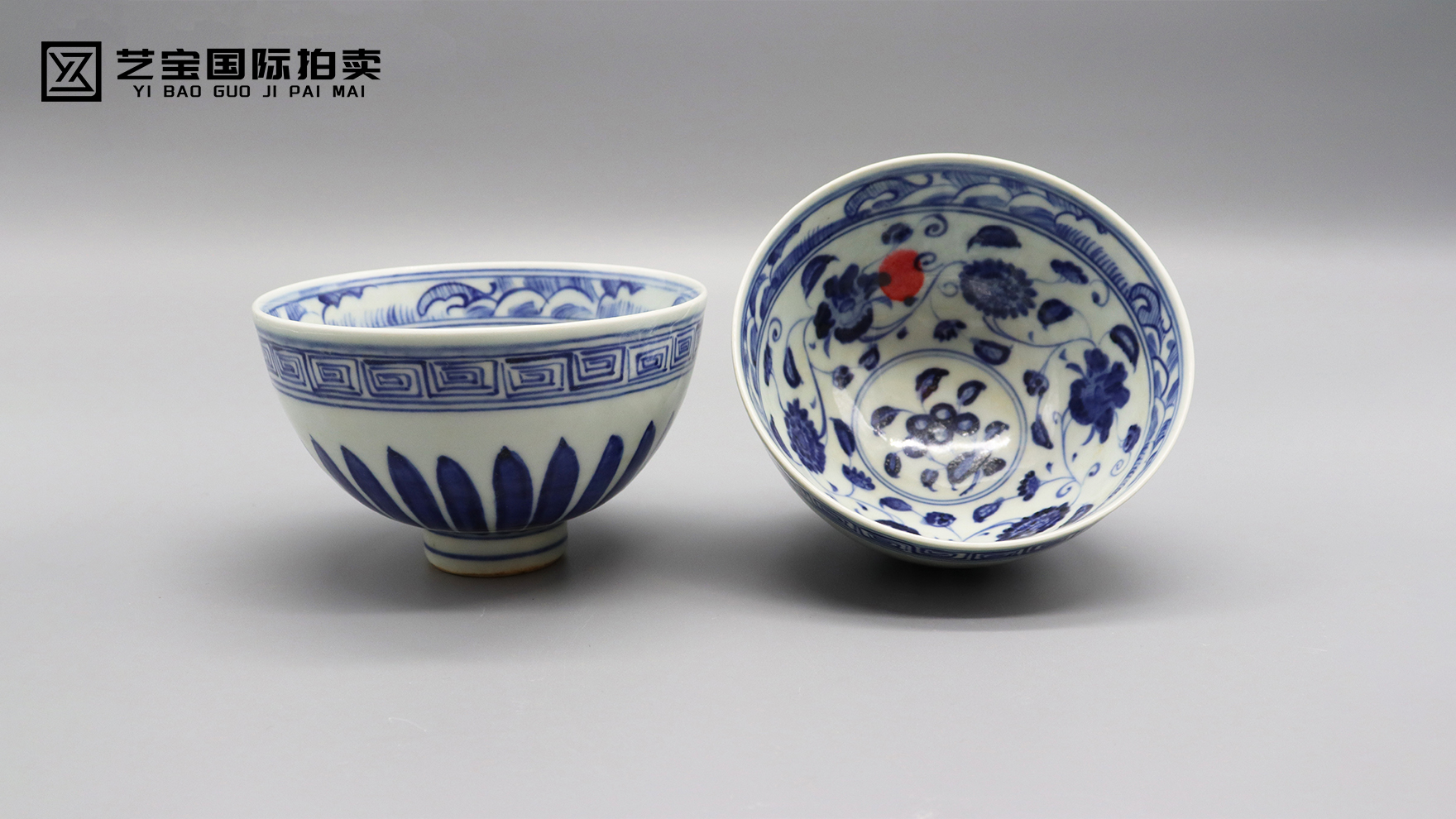 明永乐青花菊瓣鸡心碗一对