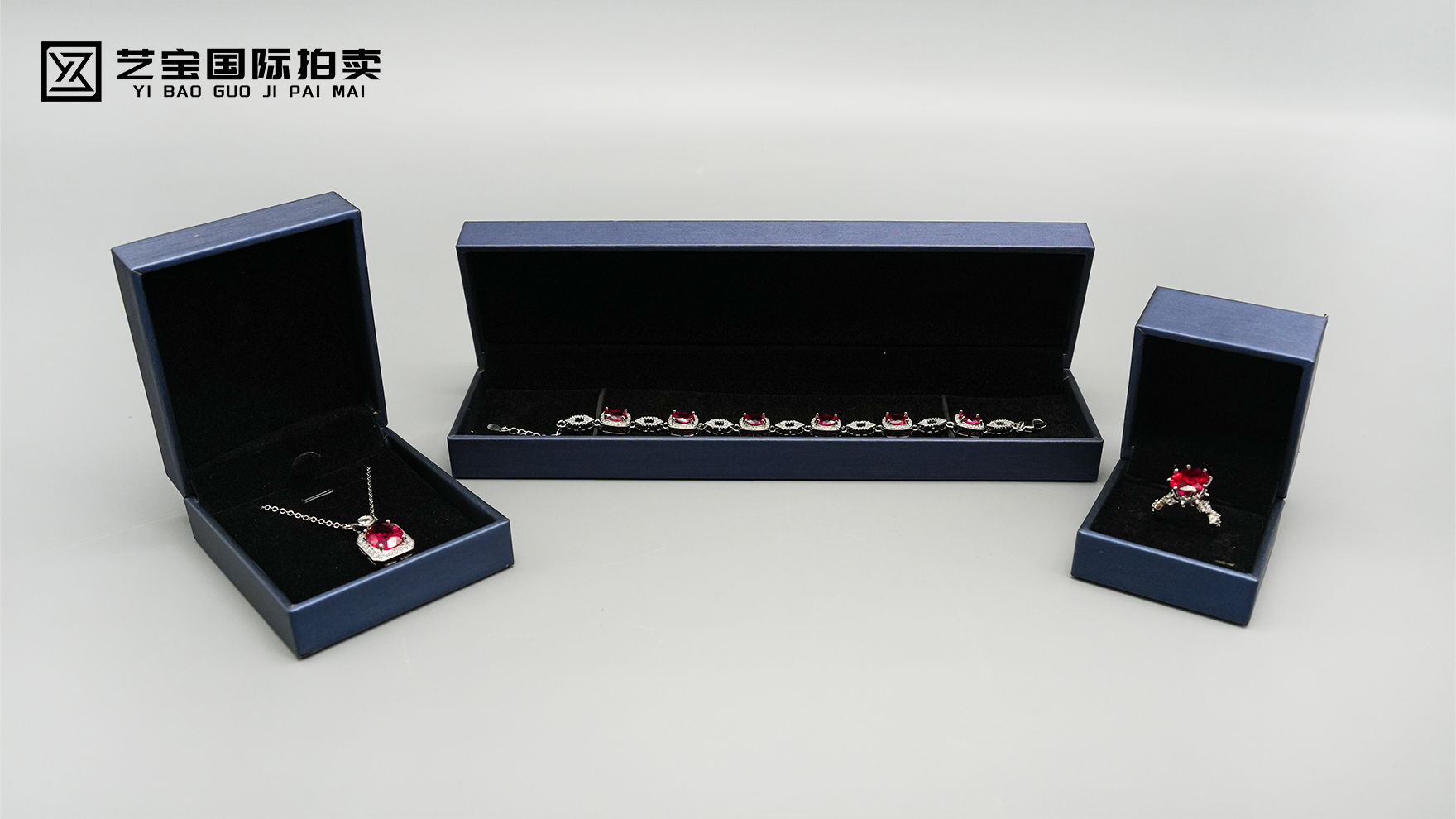 红宝石首饰套组：凝萃烈焰芳华，腕间颈畔的永恒惊艳