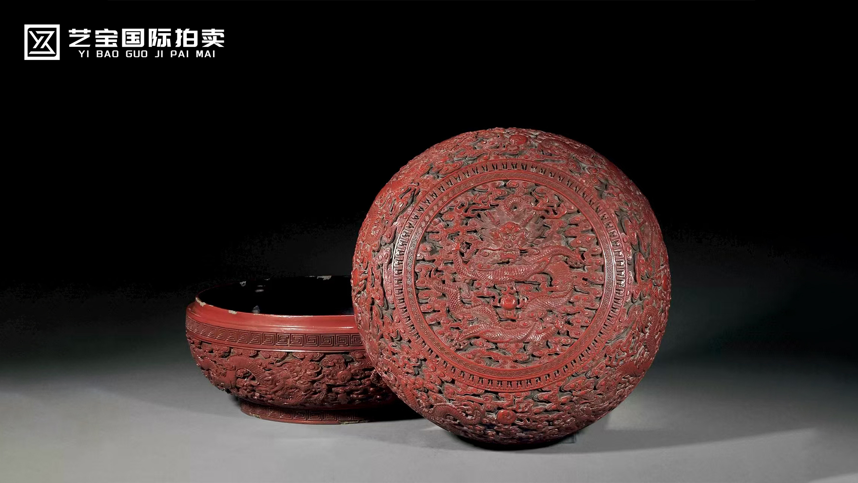 清中期剔红云龙纹捧盒