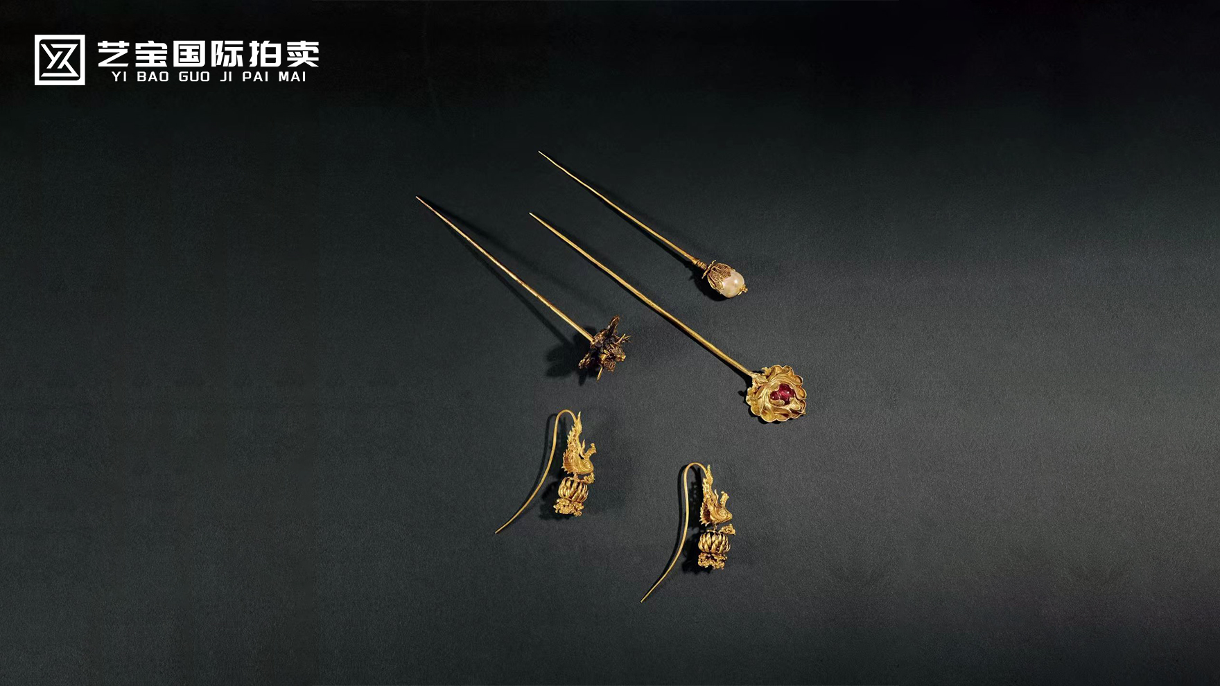 金质嵌宝石金饰一组