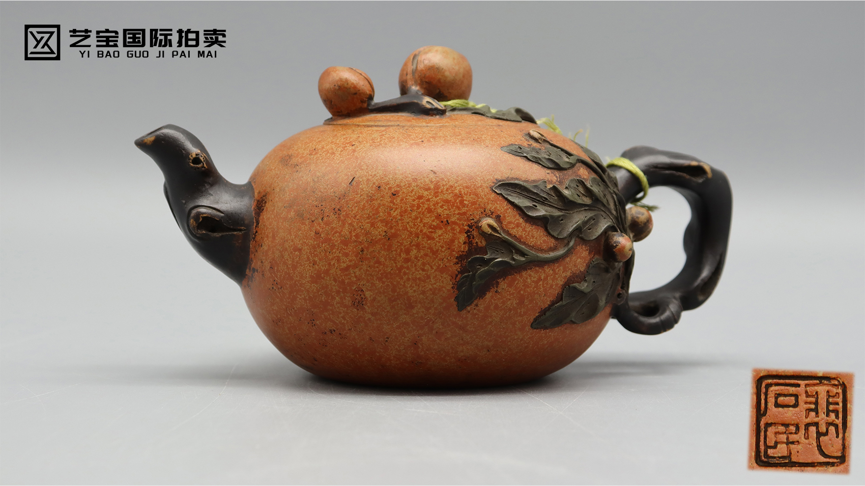 裴石民   桃韵千年紫砂寿桃壶