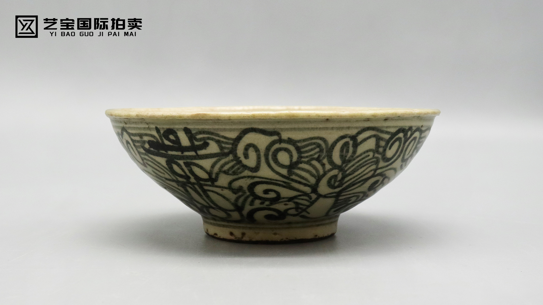 缠枝纹青花碗