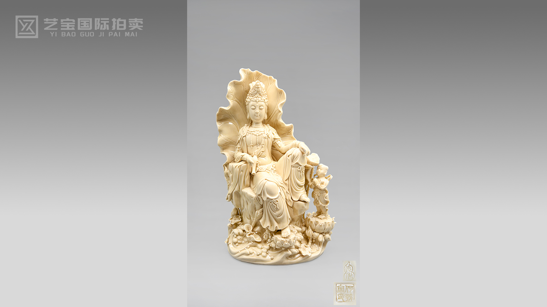 明 何朝宗款德化白瓷水月观音坐像