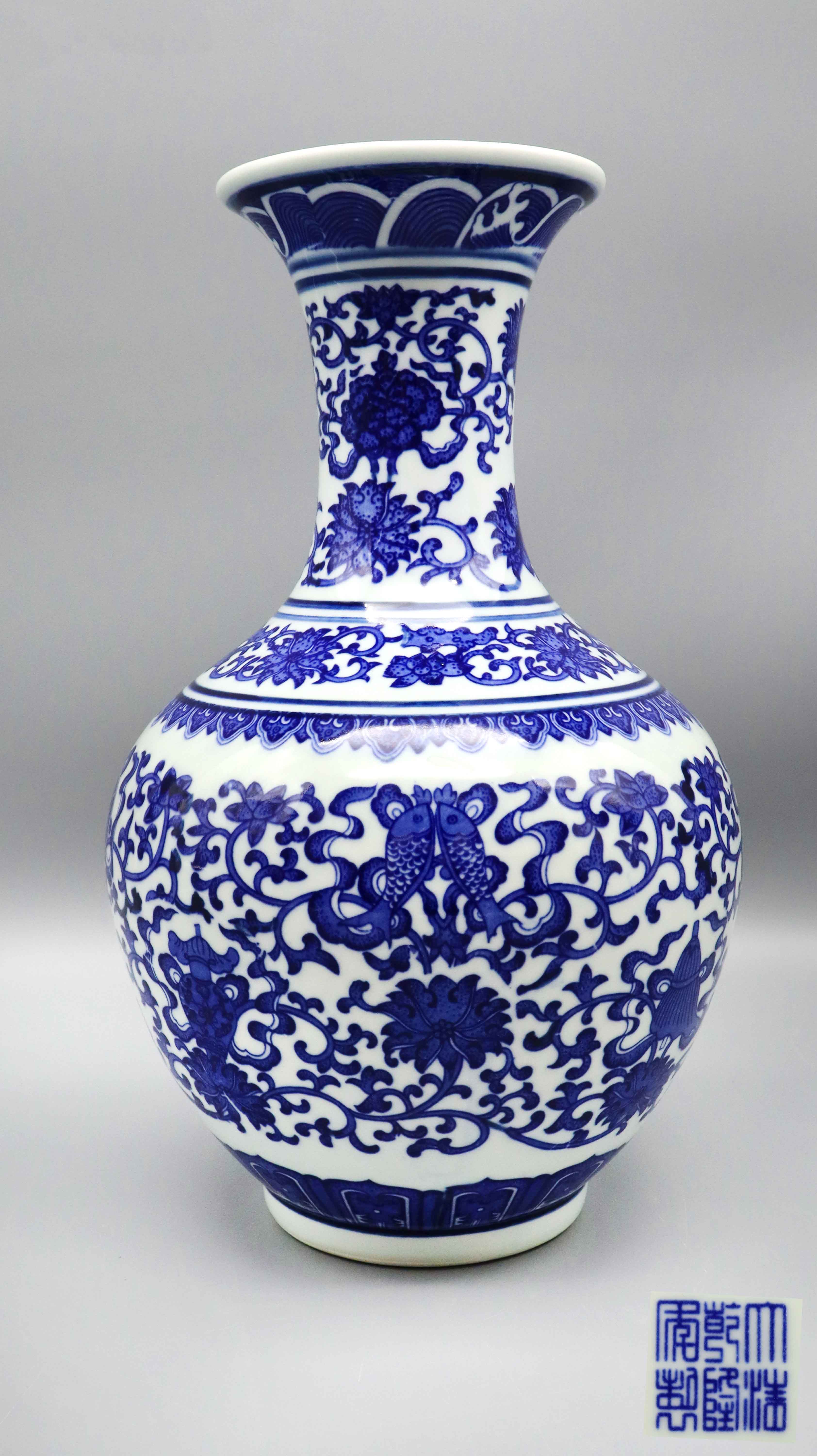 清乾隆 青花缠枝莲纹玉堂春瓶 精品.jpg