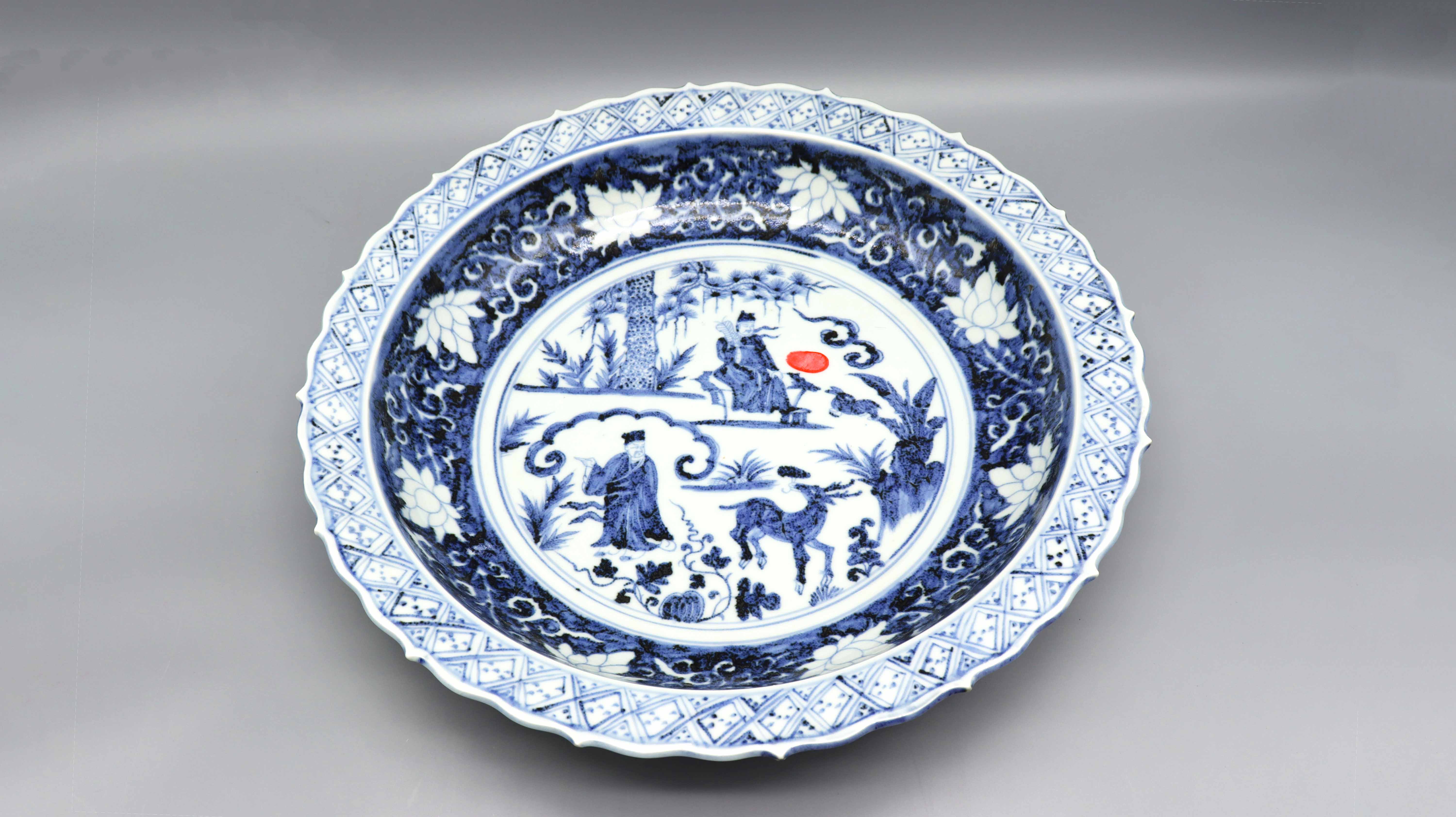 明永乐 青花缠枝莲纹指鹿为马折沿葵口盘 夜场.jpg