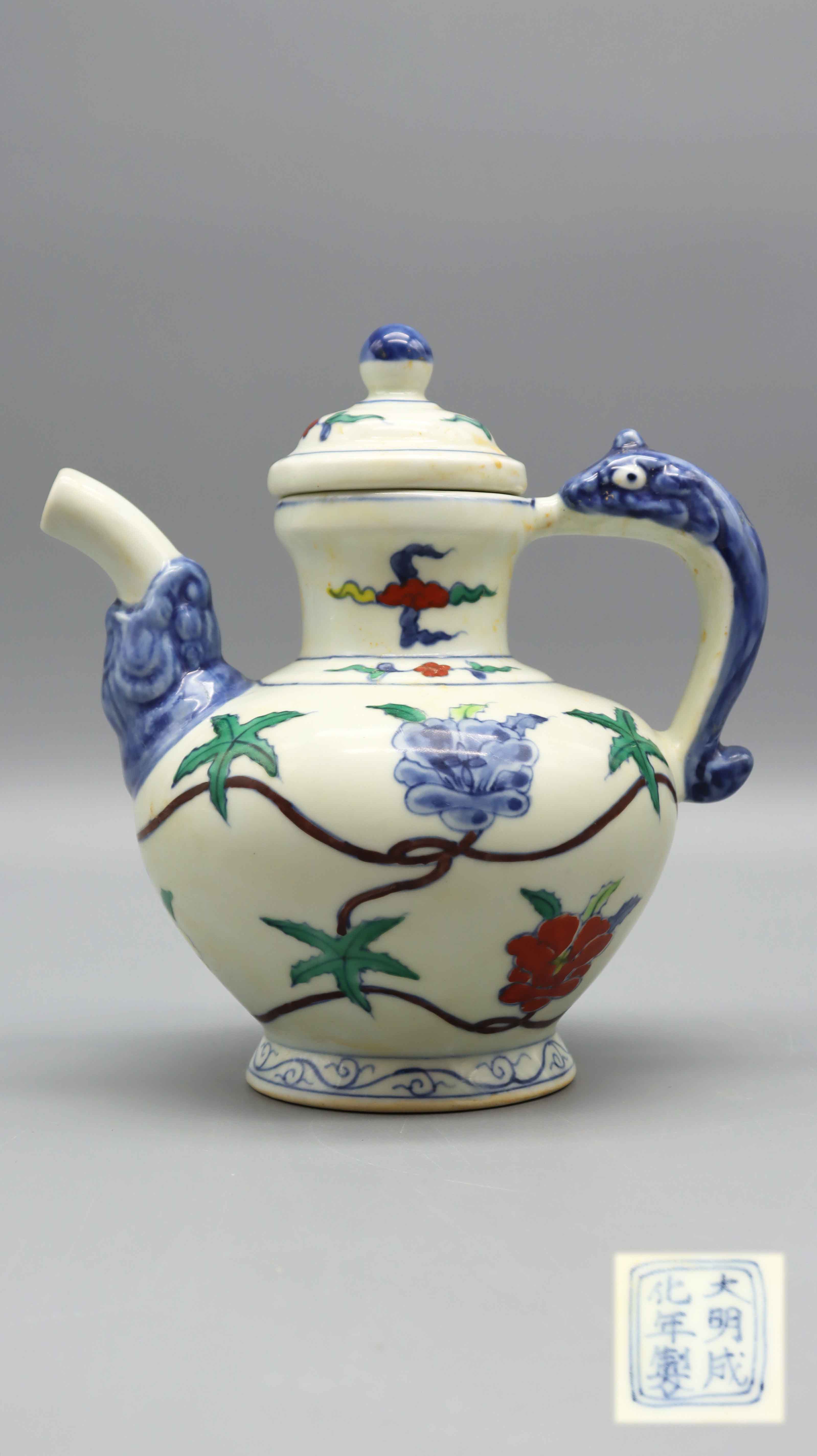 明成化青花斗彩连枝花卉堆塑螭龙纹执壶 精品.jpg