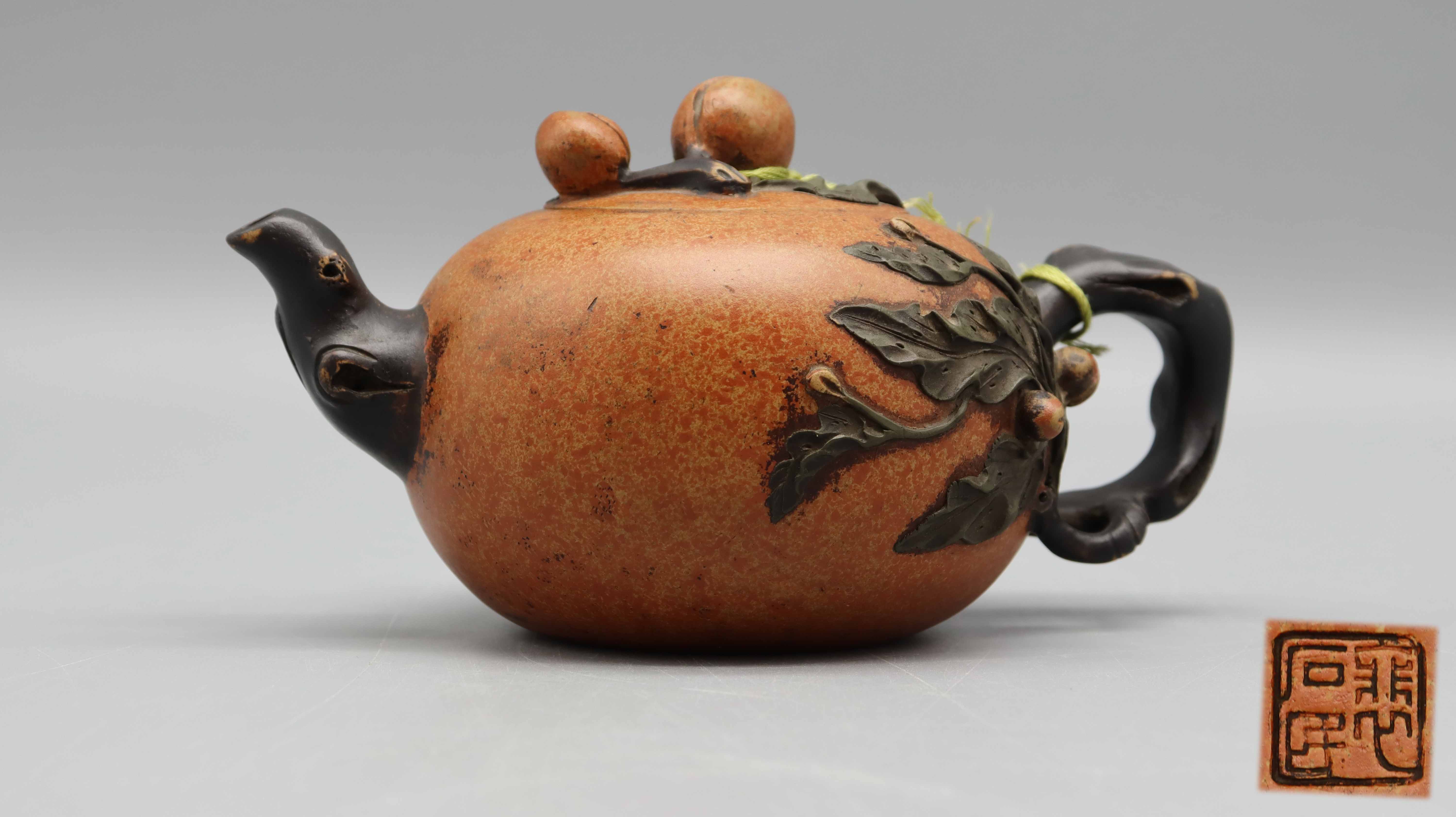 近代 裴石民 桃韵千年紫砂寿桃壶 精品场.jpg
