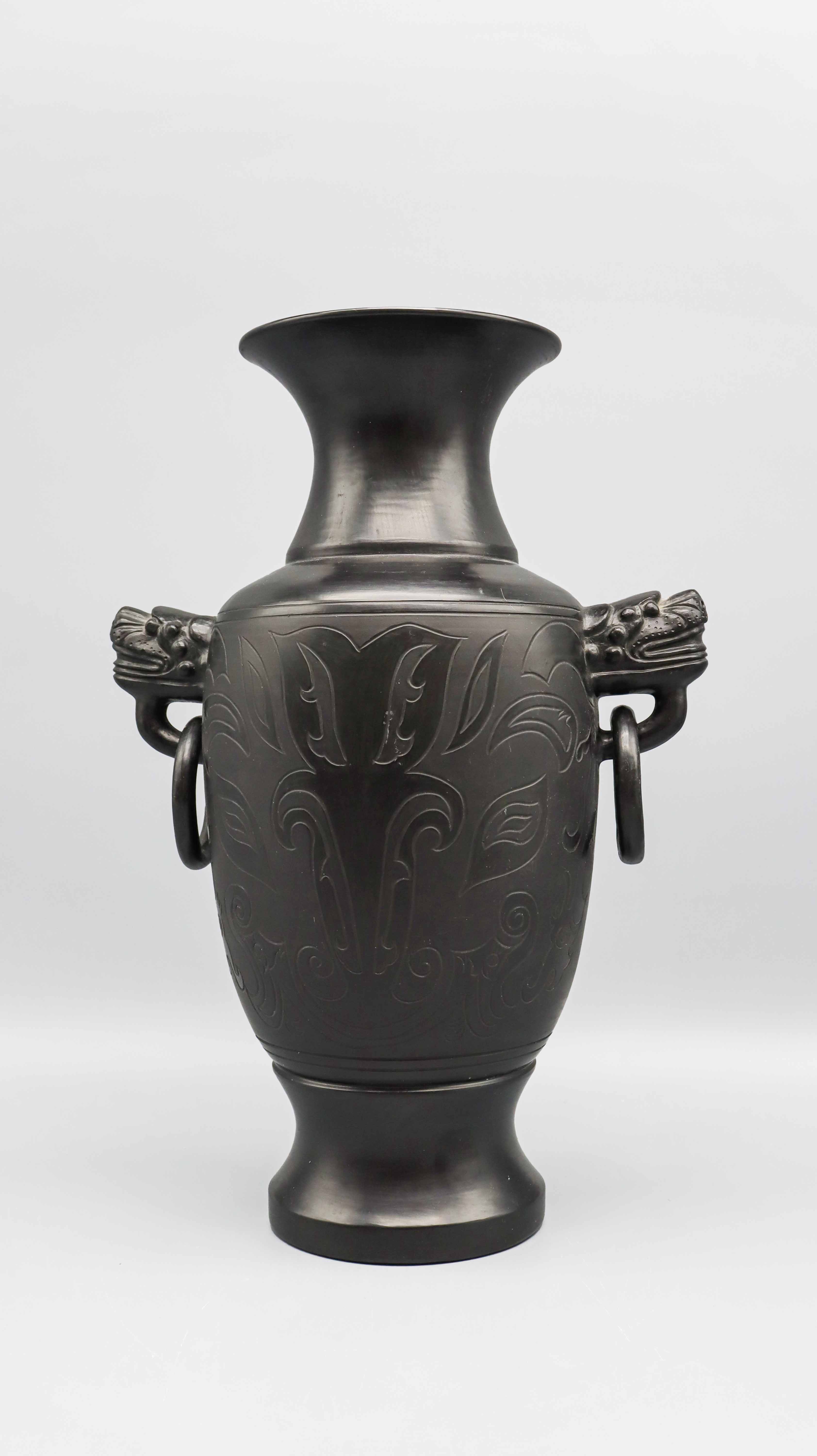 清代 黑釉剔花双兽耳衔环瓶 精品.jpg