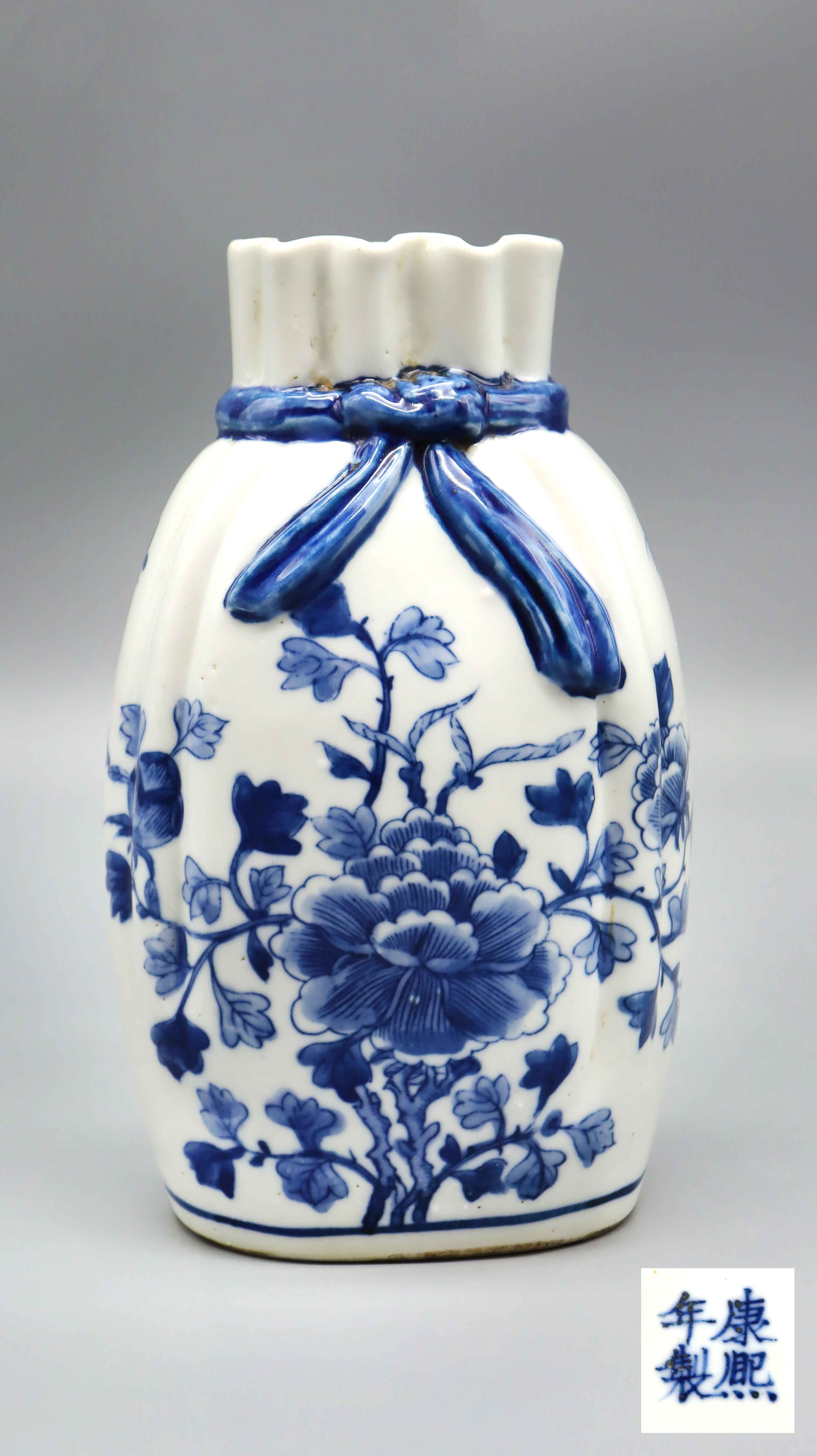 清 康熙青花包袱瓶 精品.jpg