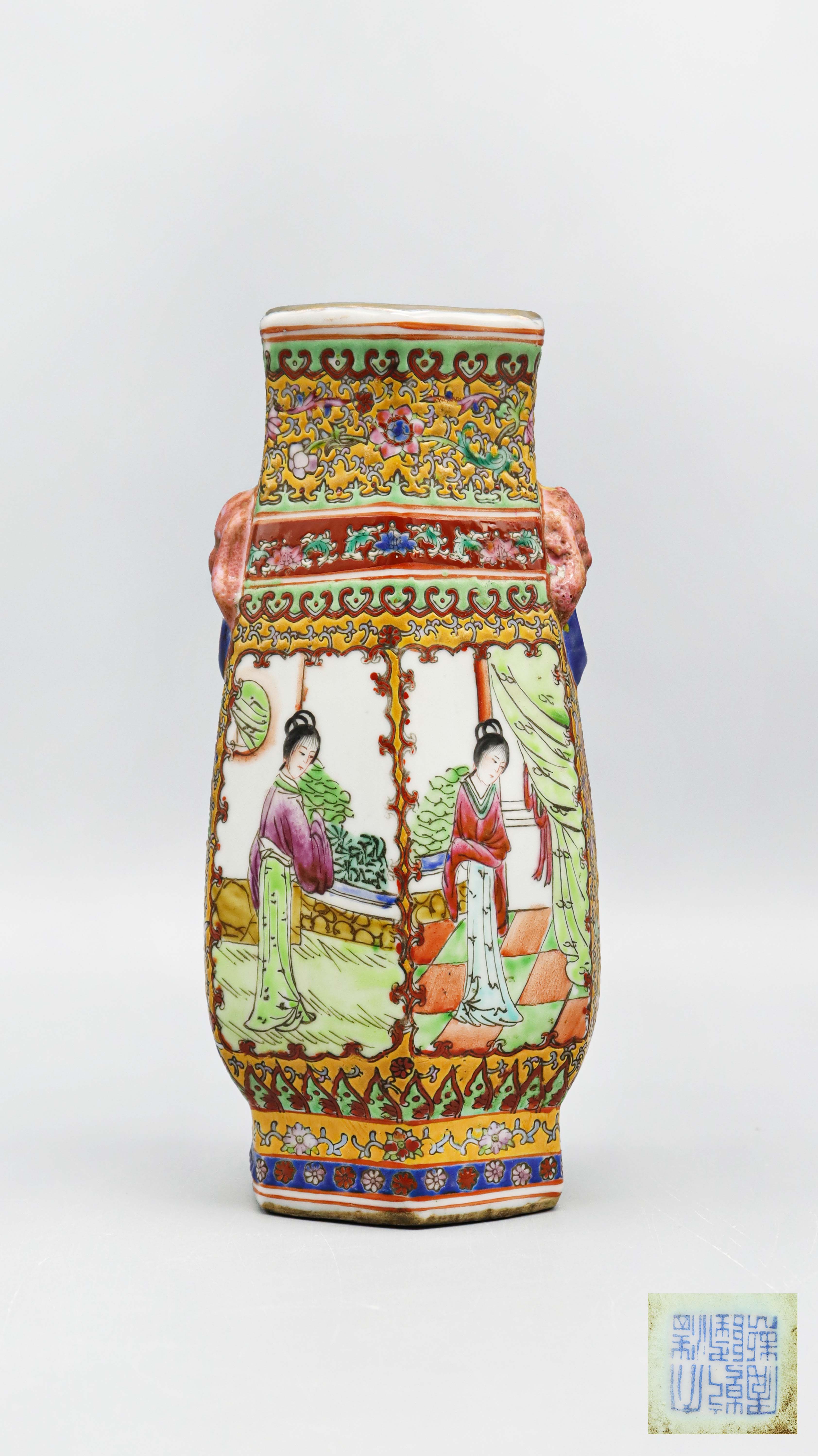 清代 清乾隆 黄地珐琅彩缠枝莲开窗四大美女六棱描金双耳瓶 精品场.jpg