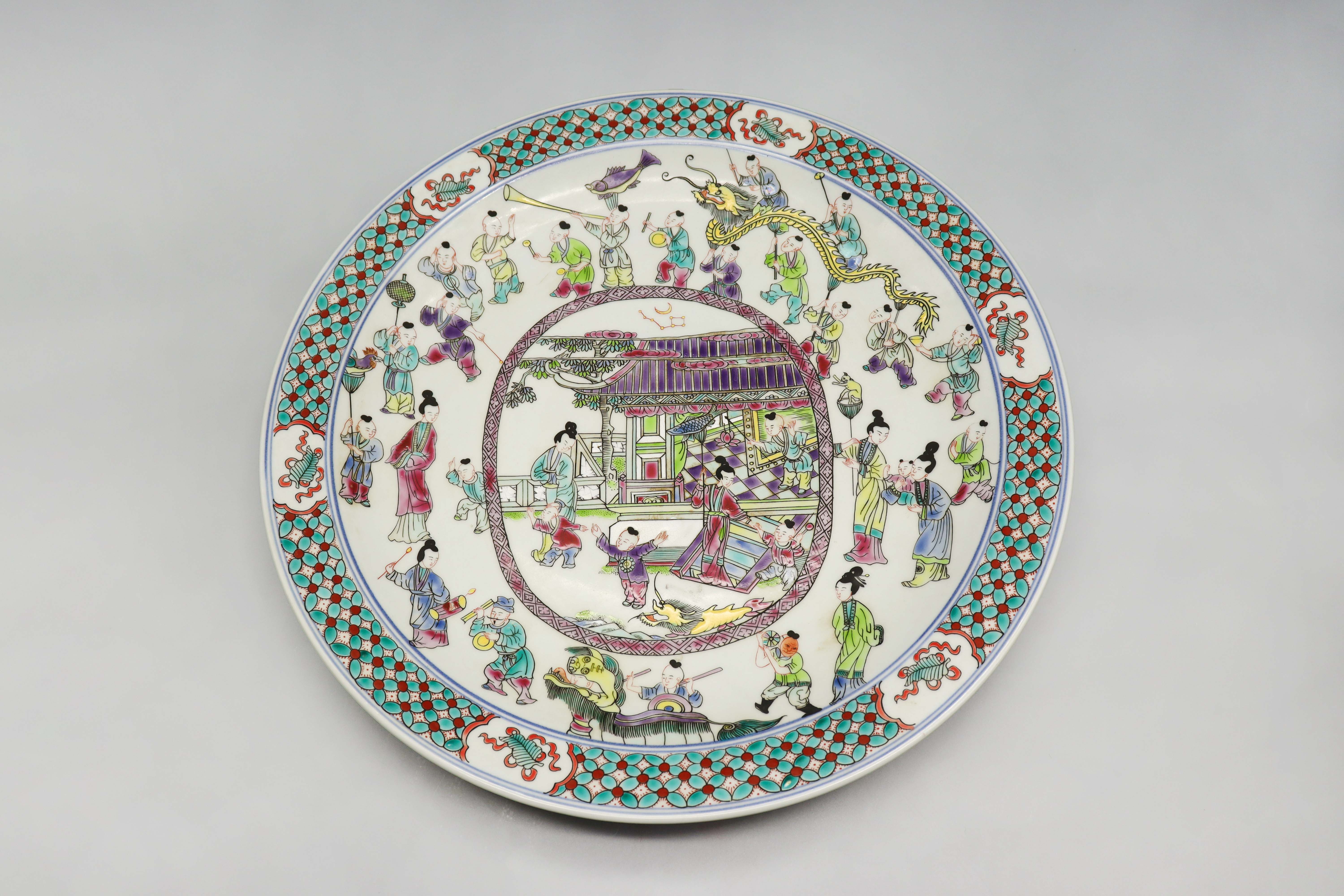 1113-康熙五彩童子闹春人物故事盘-刘跃进.jpg