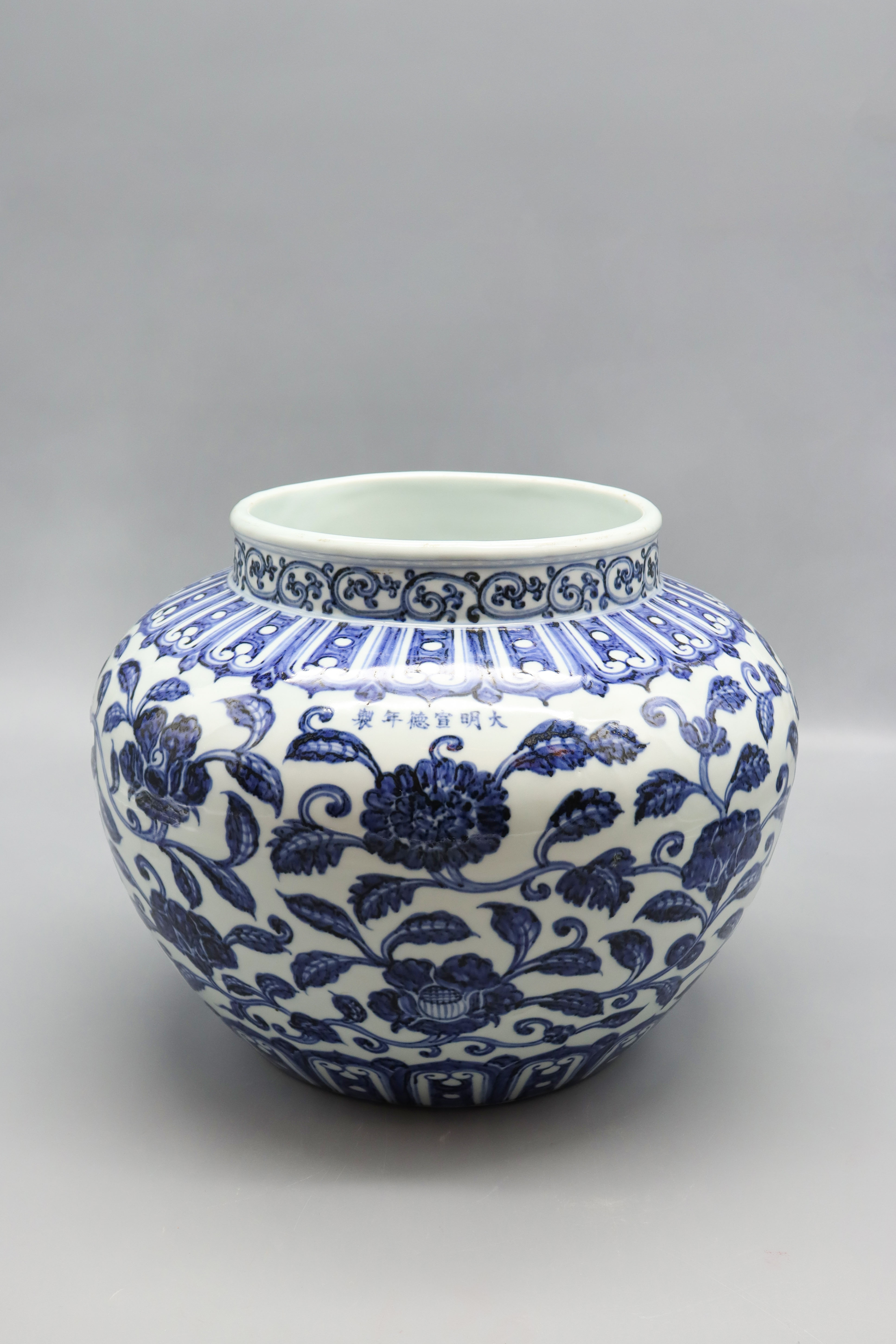 1118-明宣德青花缠枝牡丹纹大罐-王丹平.jpg