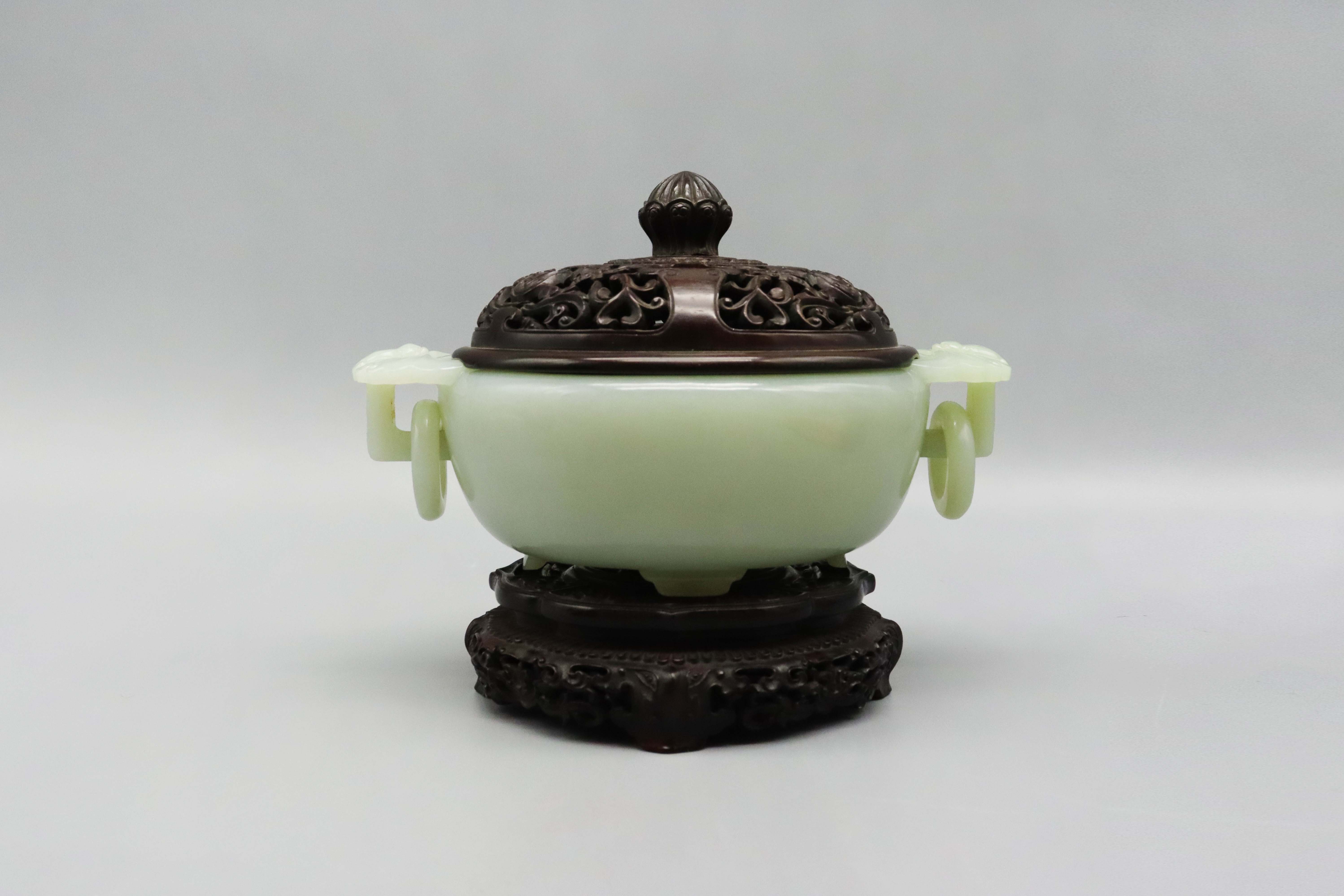 1124-衔耳玉香炉带盖和底座-周涛.jpg