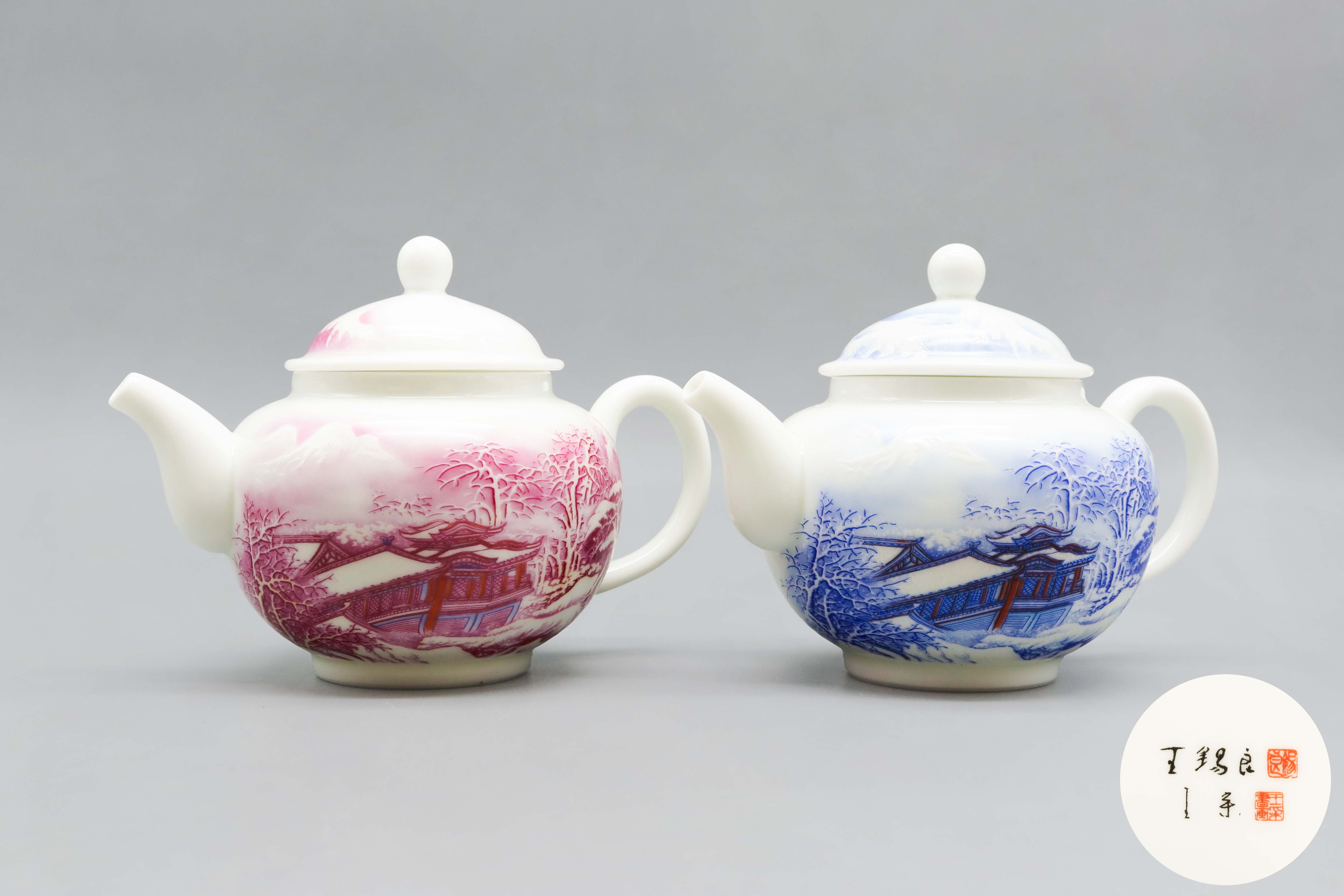 1208-王锡良王采《江山雪霁图》瓷壶一组-葛苹.jpg