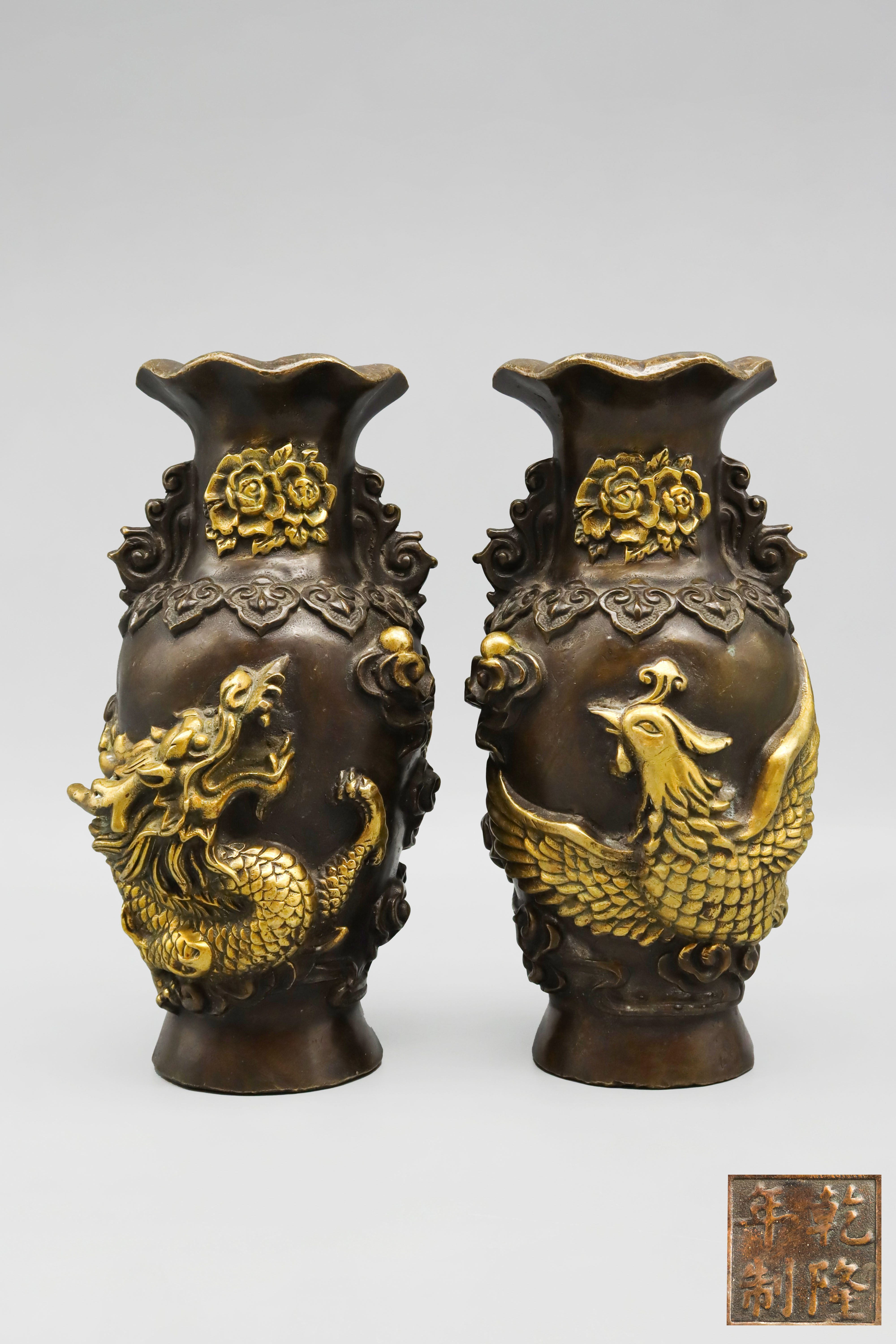 1209-清乾隆铜雕刻龙凤呈祥双耳花口瓶一对-张华昌.jpg