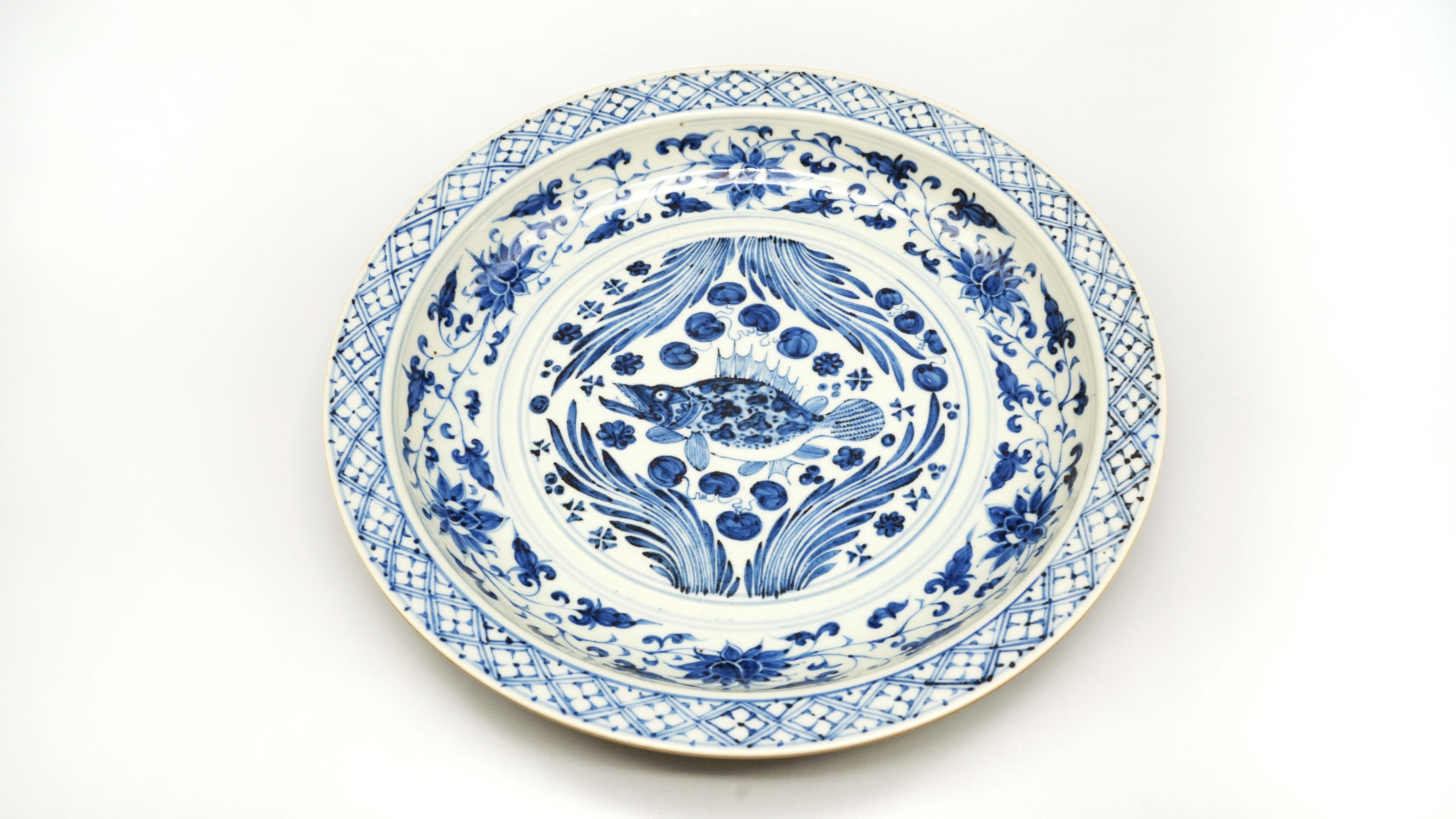 1127-明永乐青花缠枝花卉鱼藻纹大盘-张化桥.jpg