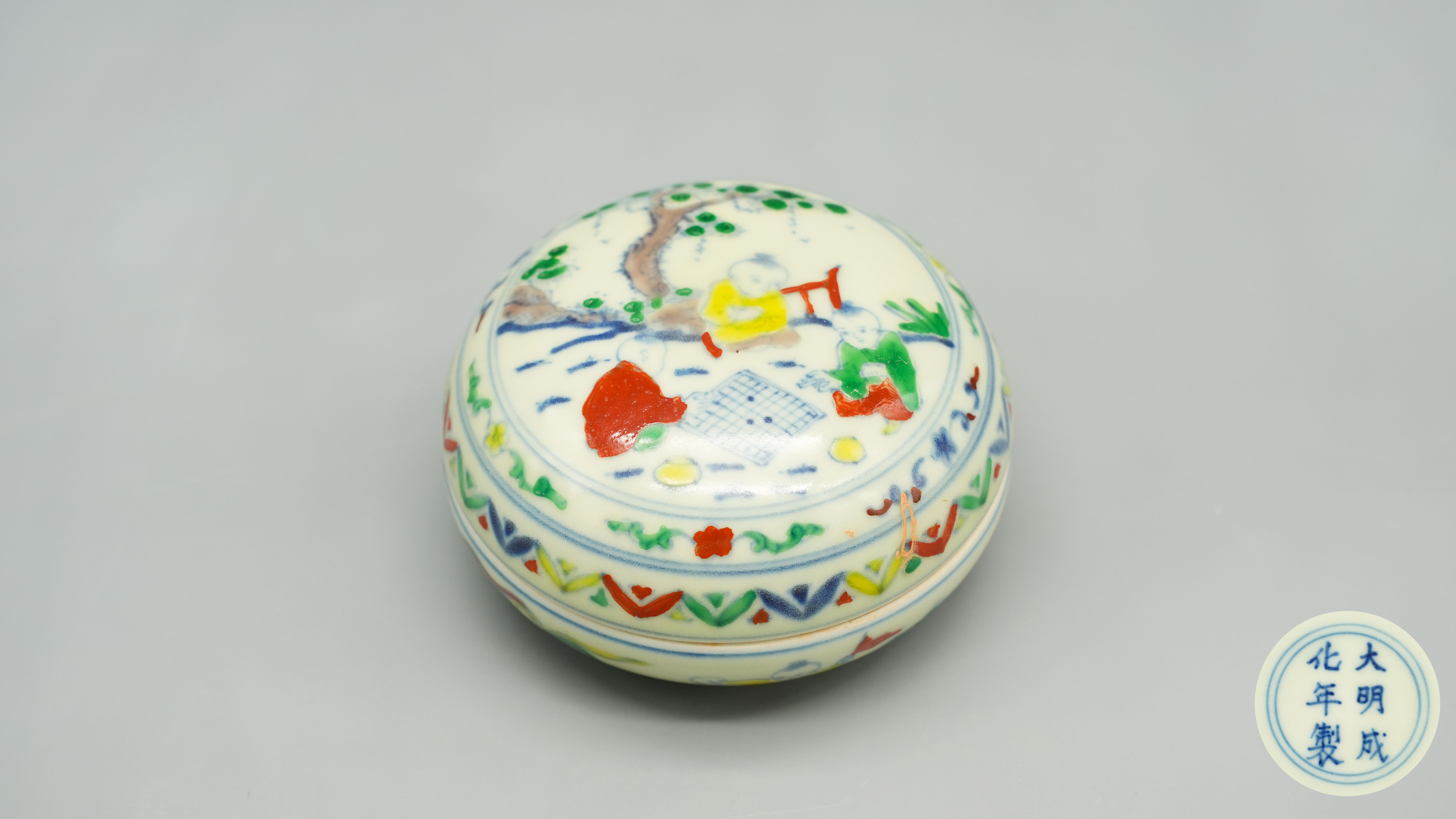 0225-大明成化款斗彩婴戏图粉盒-孙亚平.jpg